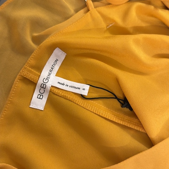 BCBGENERATION WOMEN'S YELLOW V-NECK RUFFLE PLEATED CAMI DRESS SIZE Small - Picture 7 of 9